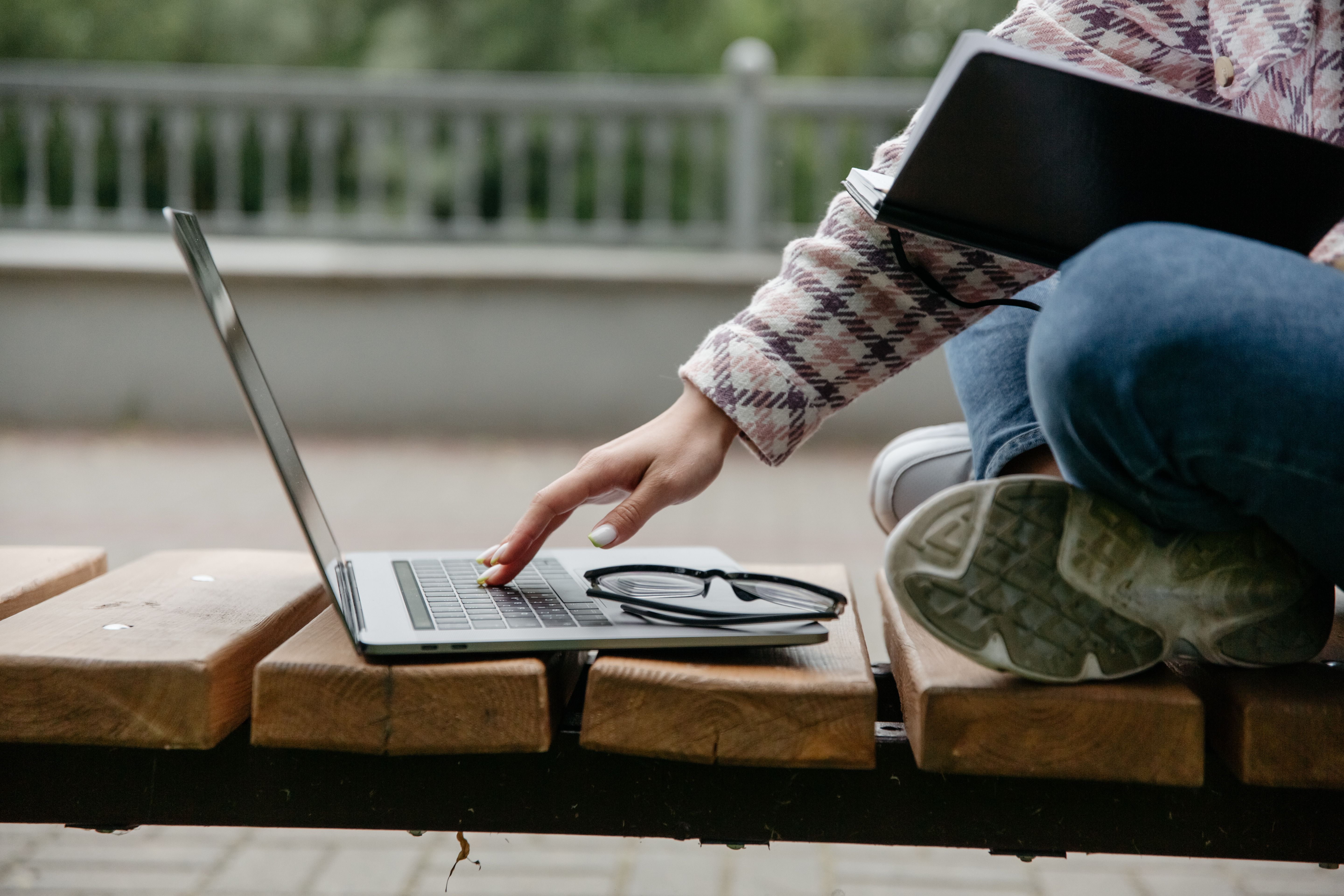 A learner studying on a laptop during a live SarayaTech class session